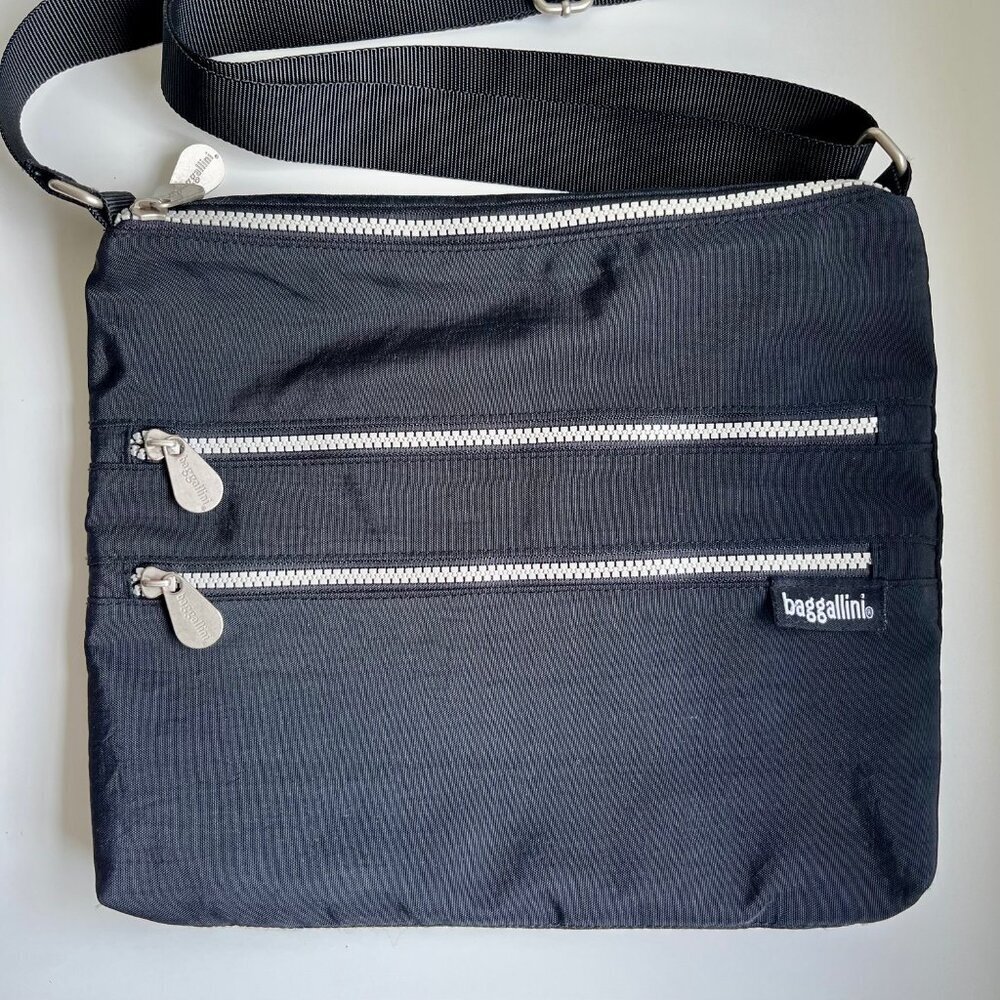 Like new! Baggallini Crossbody Nylon Travel Bag - Picture 2 of 8